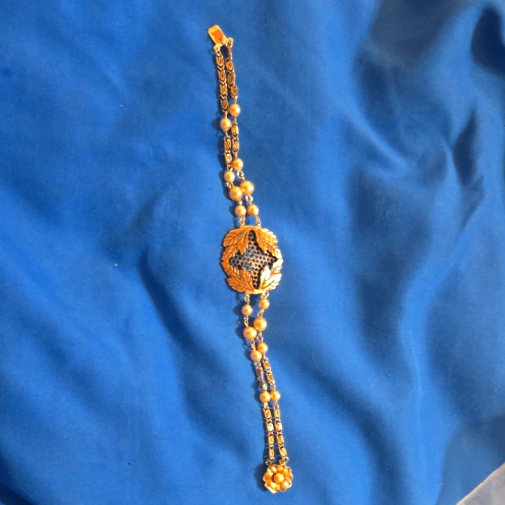 Vintage Gold Tone Women's Bracelet. Possibly Miriam Haskell?